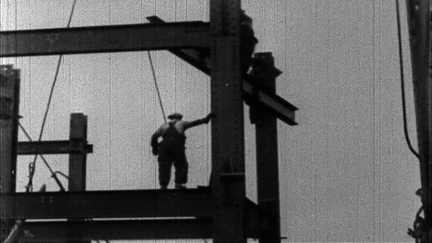 1930/31: EMPIRE STATE BUILDING: construction workers, metal girders 動画素材 77813228