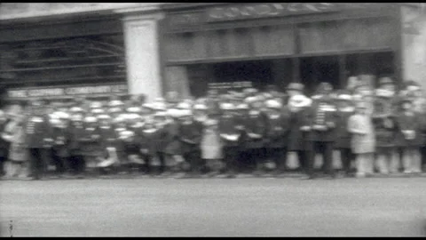 1930s: Crowds line parade route.  Shops.  Horses pull carriages.  Crowd Vidéo 132611528