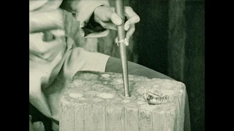 1930s: Man hammers ring on mandrel. Women smile, men smile. Vidéo 95993283