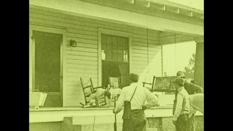 1930s: Three men stand in the front porch, four people come out from the door, Vídeo Stock 99064613