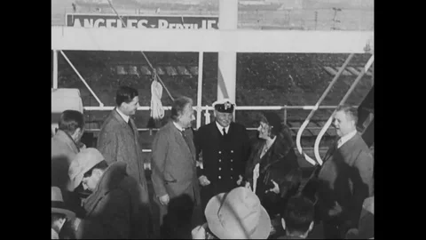 1931 - Albert Einstein and his wife disembark from a ship in California, bound 스톡 동영상 125695113