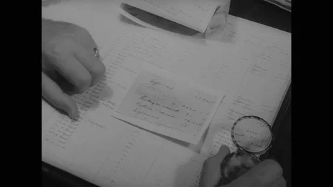 1937 - Accountants in Thomas Dewey's office go over the taxes of accused Vidéo 166830688