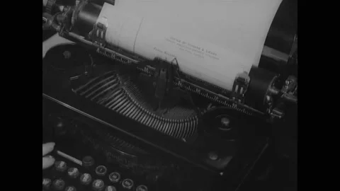 1937 - A stenographer types up a subpoena in Thomas Dewey's office and prepares Vídeo Stock 166831070