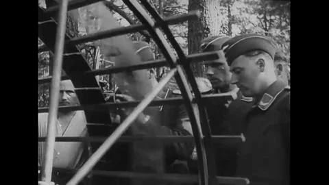1939 - German soldiers develop and look over aerial reconnaissance photos in the 動画素材 109550607