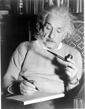 1940. Portrait of Albert Einstein with pipe and pen. Foto stock