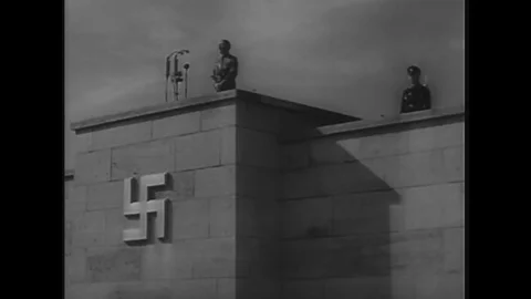 1940s - Adolf Hitler concludes a speech at an outdoor Nazi rally, where a cannon Vidéo 146389834