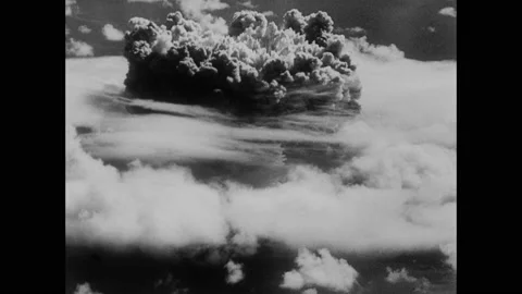 1940s: Atomic bomb explodes on Bikini Atoll. Atomic explosion cloud descends 動画素材 159390473