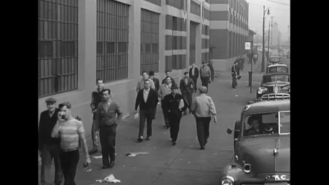 1940s - Auto workers begin their day in an automobile factory in Detroit. Video stock 107166999