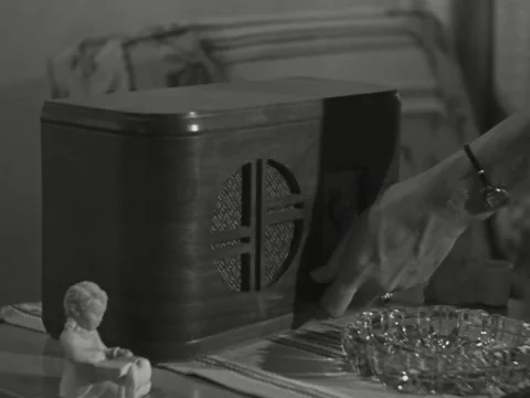 1940s: Close-up of hand turning dial on radio 스톡 동영상 229727930