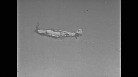 1940s ENGLAND: Bombs explode next to ships in water. Planes in sky. Soldier Vídeos de archivo 140891762