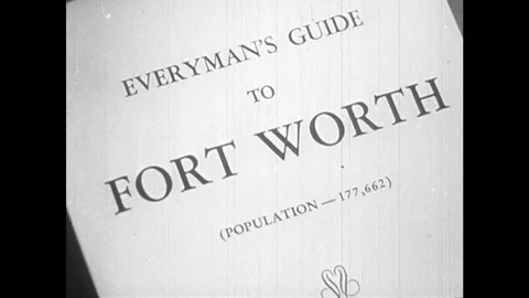 1940s: everyman's guide to Fort Worth, downtown of Fort Worth, flags blowing in Vidéo 127732351
