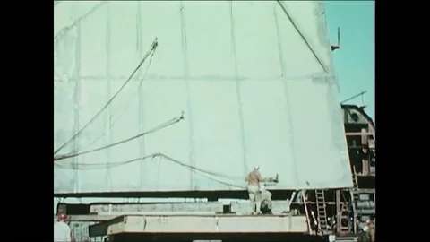 1940s - The forward facade of a ship is delivered to its assembly site. Deck Vídeos de archivo 86407380