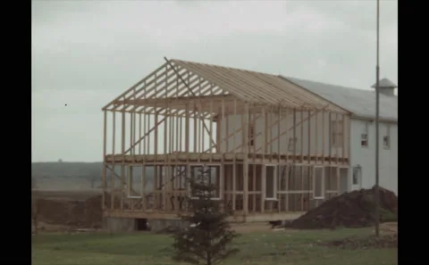 1940s ILLINOIS: View of frame attached to building, pan across farm, chicken Vídeos de archivo 131679985