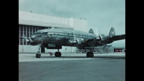 1940s: large 4-propeller Pan American jet airplane with "Clipper" on the side Stockbeeldmateriaal 287215236