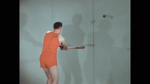 1940s: Man with bat hitting ball on string. Clapboard. Rear view, baseball 库存影片 168263318