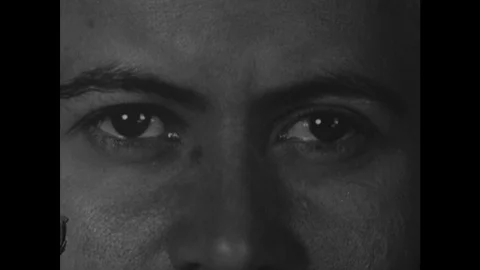 1940s: Man's eyes quickly move back and forth. Man's eyes slowly move to side. Vidéo 118178127