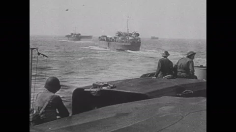 1940s: Soldier communicates with light flashes. Boats travel across water. 스톡 동영상 137411945