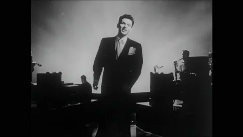 1940s: Stage.  Frank Sinatra sings.  Musicians play. Vídeo Stock 161333658