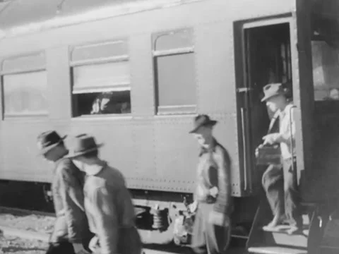1940s: Workers depart train Video stock 231185436