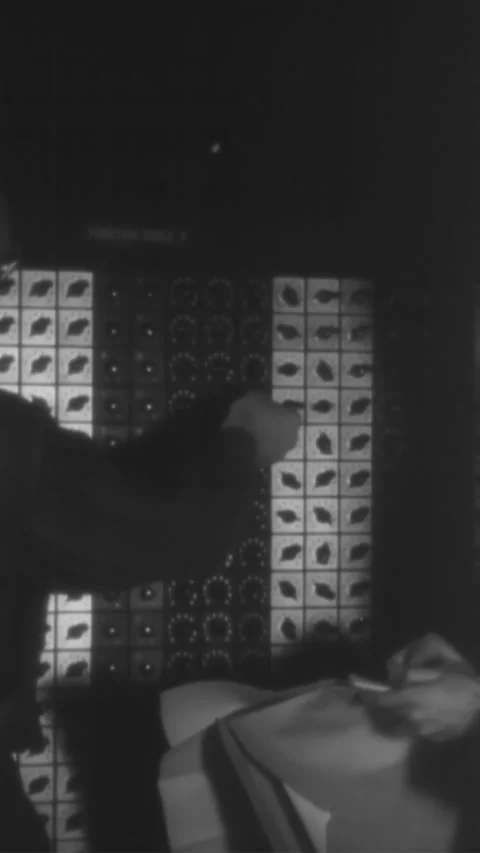 1944 - Electrical engineers send messages through an Electronic Numerical 库存影片 287581647