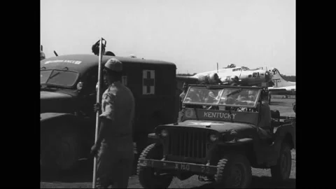 1944 - Packs of cigarettes are distributed to repatriated USAF airmen freed in Vídeo Stock 213302078