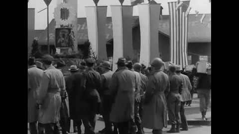 1945 - Bread is distributed to survivors of the liberated Dachau concentration Vídeo Stock 205601770