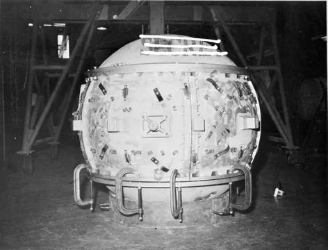 1945. Preparing the Fat Man atomic bomb that was dropped on Nagasaki, Japan.  Foto stock
