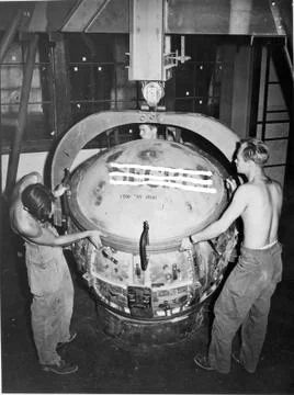 1945. Preparing the Fat Man atomic bomb that was dropped on Nagasaki, Japan.  Foto stock