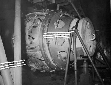 1945. Preparing the Fat Man atomic bomb that was dropped on Nagasaki, Japan.  Stock-Fotos