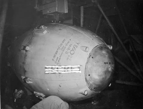 1945. Preparing the Fat Man atomic bomb that was dropped on Nagasaki, Japan.  Foto stock