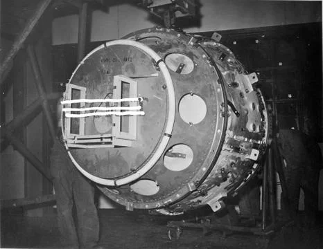 1945. Preparing the Fat Man atomic bomb that was dropped on Nagasaki, Japan.  Foto stock
