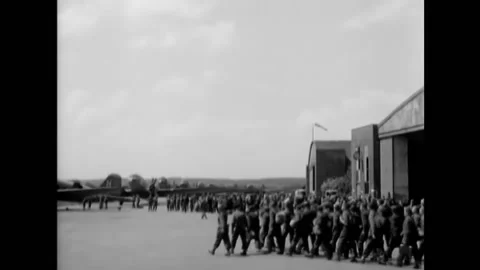 1945 - Repatriated British POWs march at Le Bourget Airport in Paris, France. Vidéo 168932005