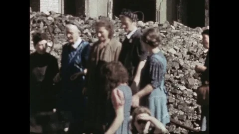 1945-TrÙmmerfrau / Berlin / 1945 Stock Footage