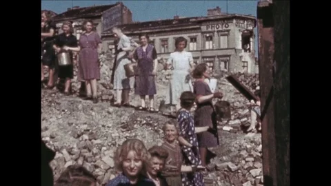 1945-TrÙmmerfrau / Berlin / 1945 Stock Footage