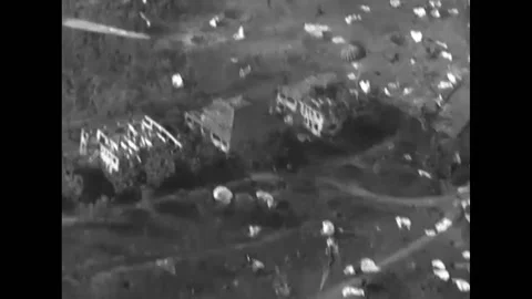 1945 - US Army Air Force C-47s parachute supplies onto Corregidor. 스톡 동영상 217383076