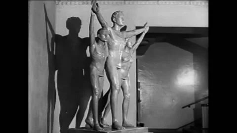 1948 - Integrated physical education classes at UCLA include boxing for men, 스톡 동영상 155856363