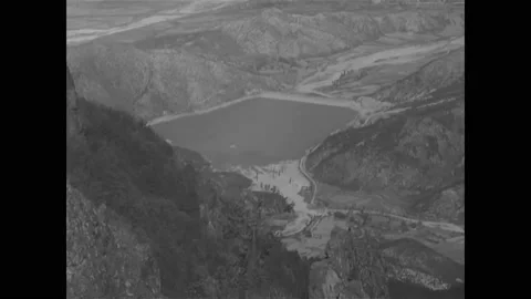 1948 - Korean laborers begin building a prefab house near the Kumi irrigation Vídeos de archivo 234416701