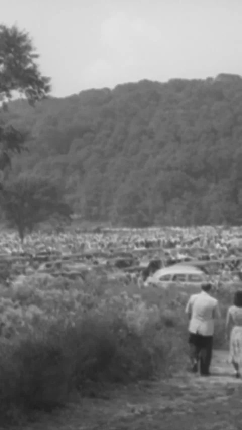 1949 - Policemen pat down people attending a Paul Robeson concert in Peekskill, Vídeo Stock 284125853
