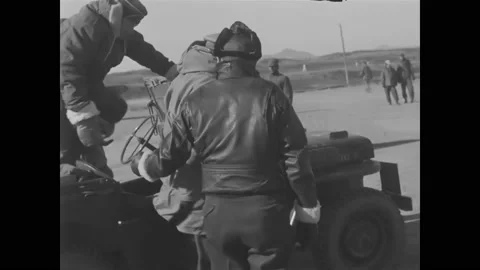 1950 - General MacArthur boards a plane in Korea and looks out the port windows. Vídeo Stock 234416495