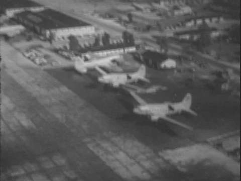 1950s - Airplanes are loaded with perishable cargo and farm animals for overseas Vídeos de archivo 82936556