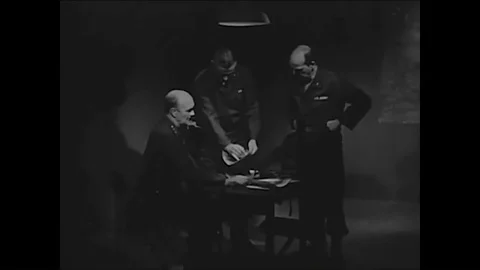 1950s - Army commanders plot to hit their target with a missile. Vídeos de archivo 86407685