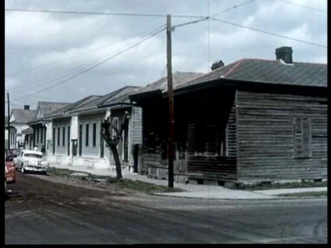1950s clip presents examples of urban deterioration and urban renewal. Stockbeeldmateriaal 75331282