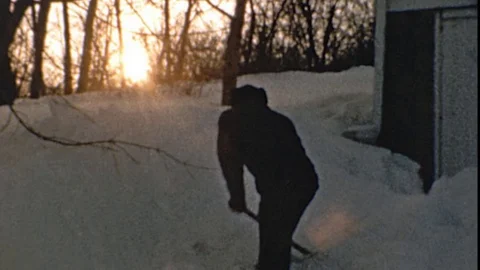 1950s Digging Man Shoveling Snow Big Blizzard Snowstorm Vintage Film Home Movie Vídeos de archivo 80740420