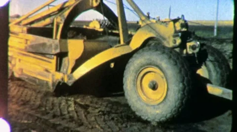 1950s Man Construction Site Heavy Equipment Operator Vintage Film Home Movie 8mm Vídeos de archivo 8992937