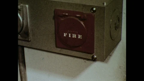 1950s: Man inserts plug in hole labeled "FIRE."  Man flips switch.  Explosion.  Vidéo 124817120