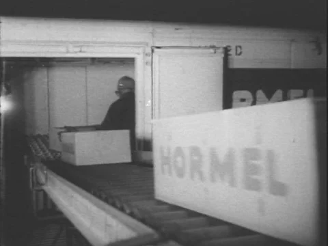 1950s - Perishable food boxes are loaded up and shipped by train. Vídeos de archivo 82936510