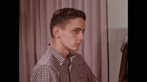 1950s: slate in front of actor’s face. Young actor on set. Man thinks and Vídeos de archivo 219965349