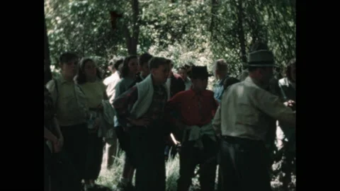 1950s: Students hike through swamp. Man talks to students, points at poison ivy. Vídeos de archivo 142925962