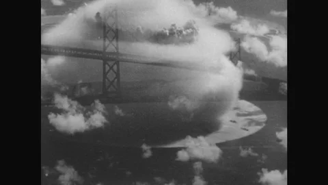 1950s: underwater atomic bomb explodes and mushroom cloud forms at Bikini Atoll 動画素材 77808638
