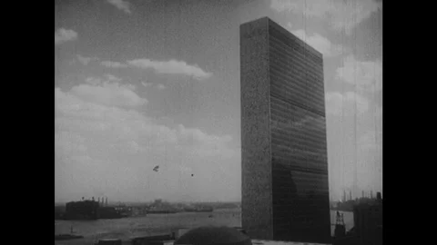 1950s: United Nations building. Flags. United Nations assembly hall. Vídeos de archivo 127730880